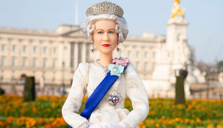 Mattel, una Barbie per celebrare la Regina Elisabetta II
