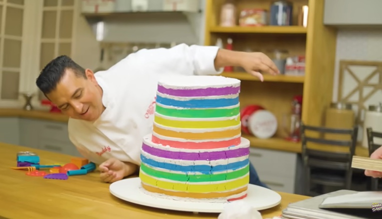 Spin Master: il ‘Boss delle torte’ ricrea la sua torta arcobaleno con Kinetic Sand