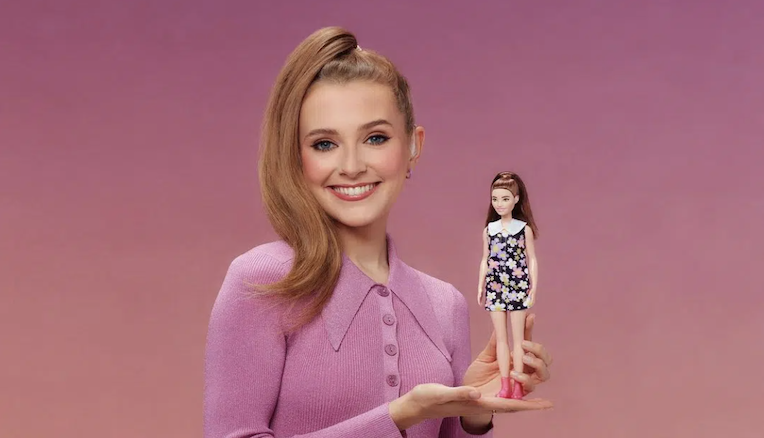 Esordisce sul mercato la nuova Barbie con l’apparecchio acustico