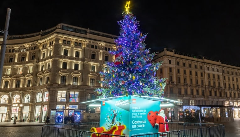 Lego Italia accende due alberi di Natale a Milano