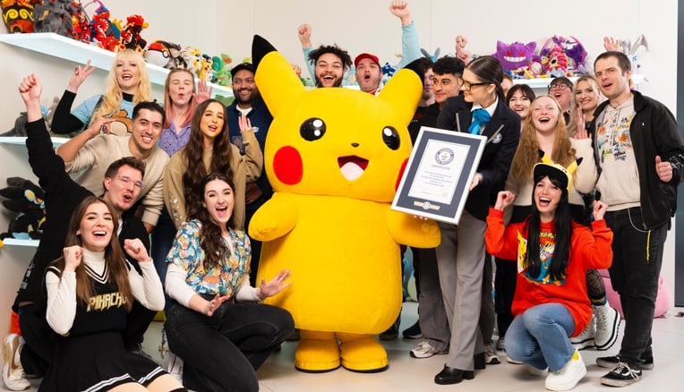 Pokémon: battuto il Guinness World Records di unboxing, con oltre 20mila carte