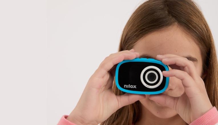 Nilox presenta la nuova Kidscamera, compatta e resistente, con doppio schermo Lcd